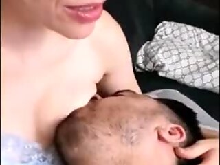 Épouse obtient un double orgasme en allaitant son mari